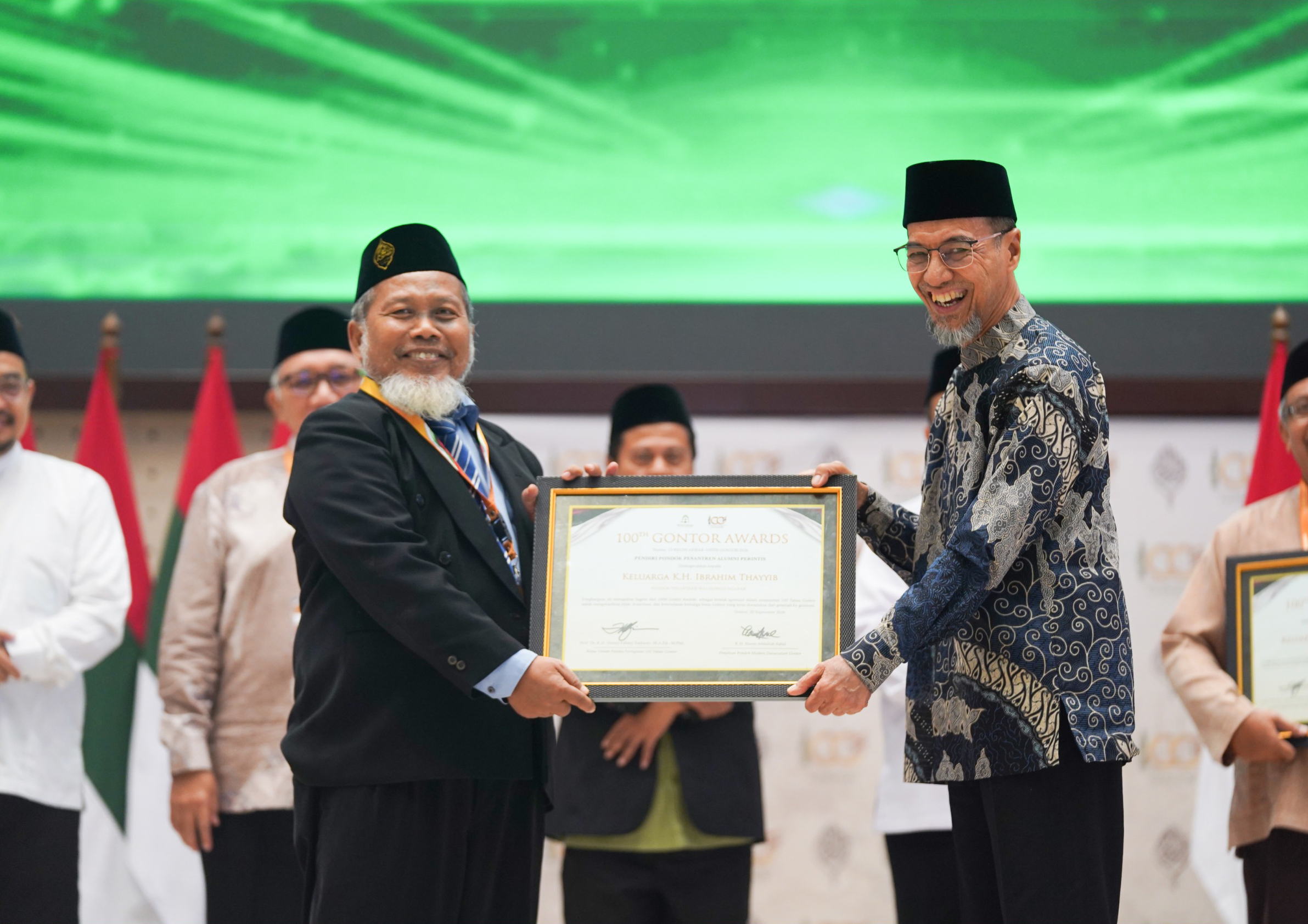Penghargaan sebagai Pendiri Pondok Pesantren Alumni Perintis pada Reuni Akbar dan Peringatan 100 Tahun Gontor